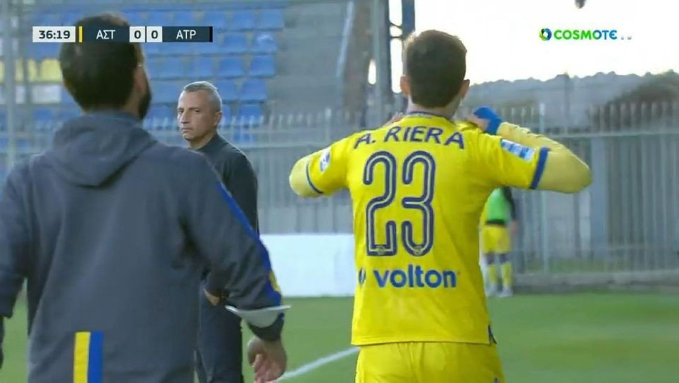 Έξαλλος ο Ριέρα με τον Μεταξά, τον έκανε αλλαγή πριν το ημίχρονο