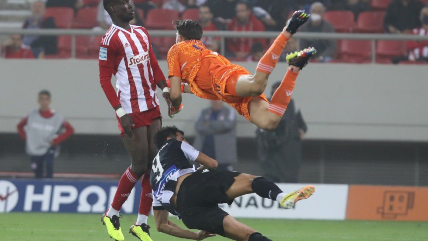 Βαρούχας: «Ο Μπα απωθεί με τα χέρια τον Ολιβέιρα και είναι πέναλτι»