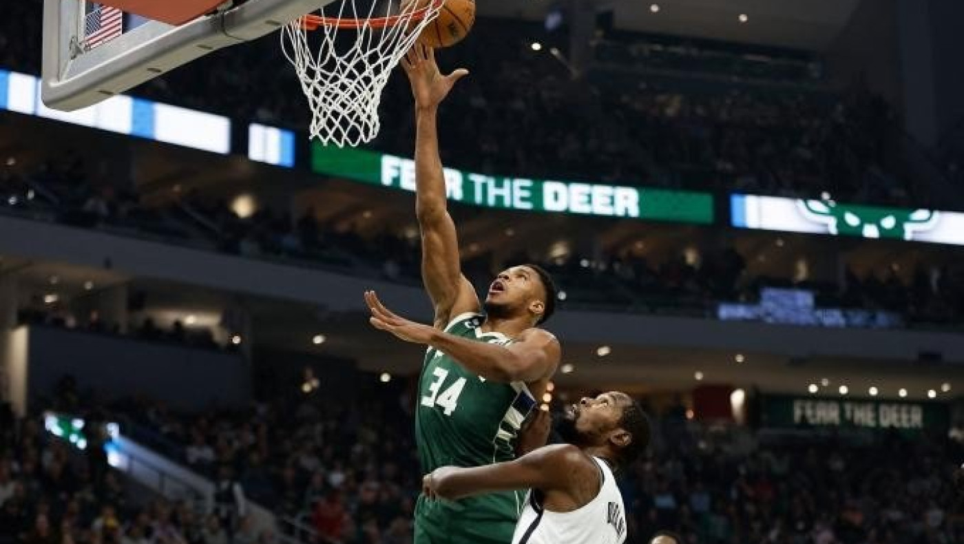 Το βιολί του ο Γιάννης: Πήρε και πάλι από το χέρι τους Μπακς, οδηγώντας τους στη νίκη με 43 πόντους