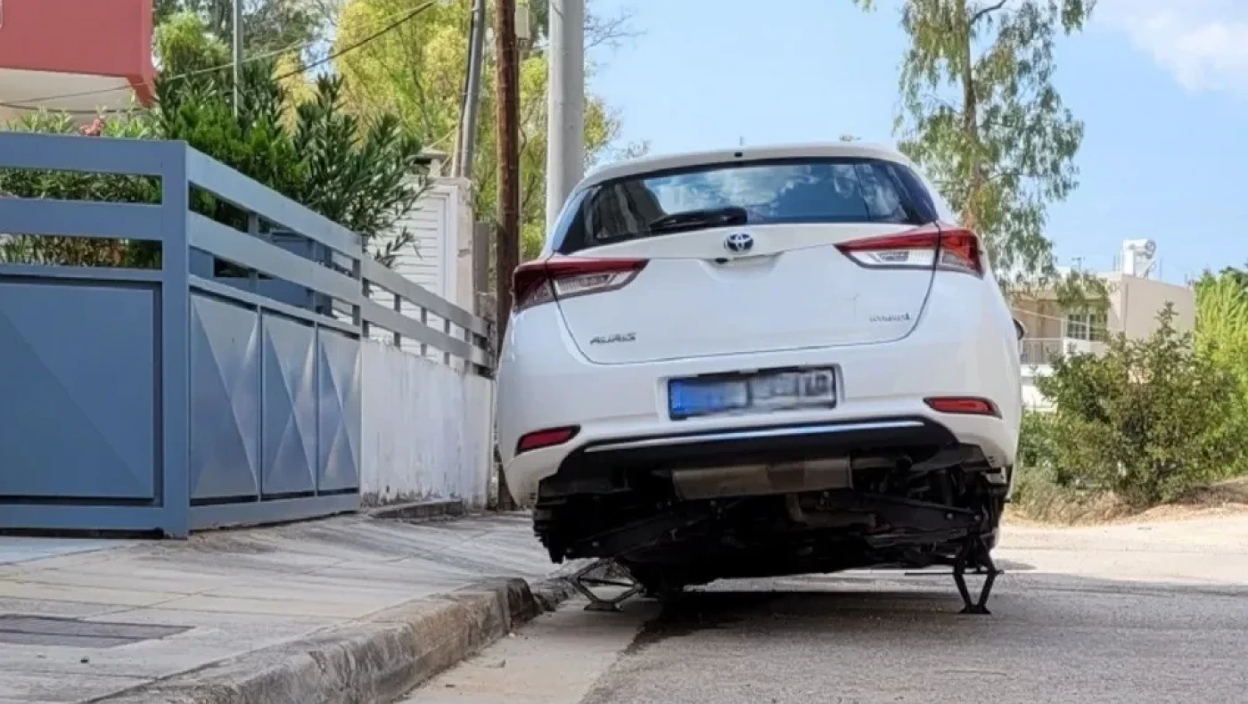 Αδίστακτοι ληστές «γδύνουν» αυτοκίνητα έξω από τα σπίτια των ιδιοκτητών τους