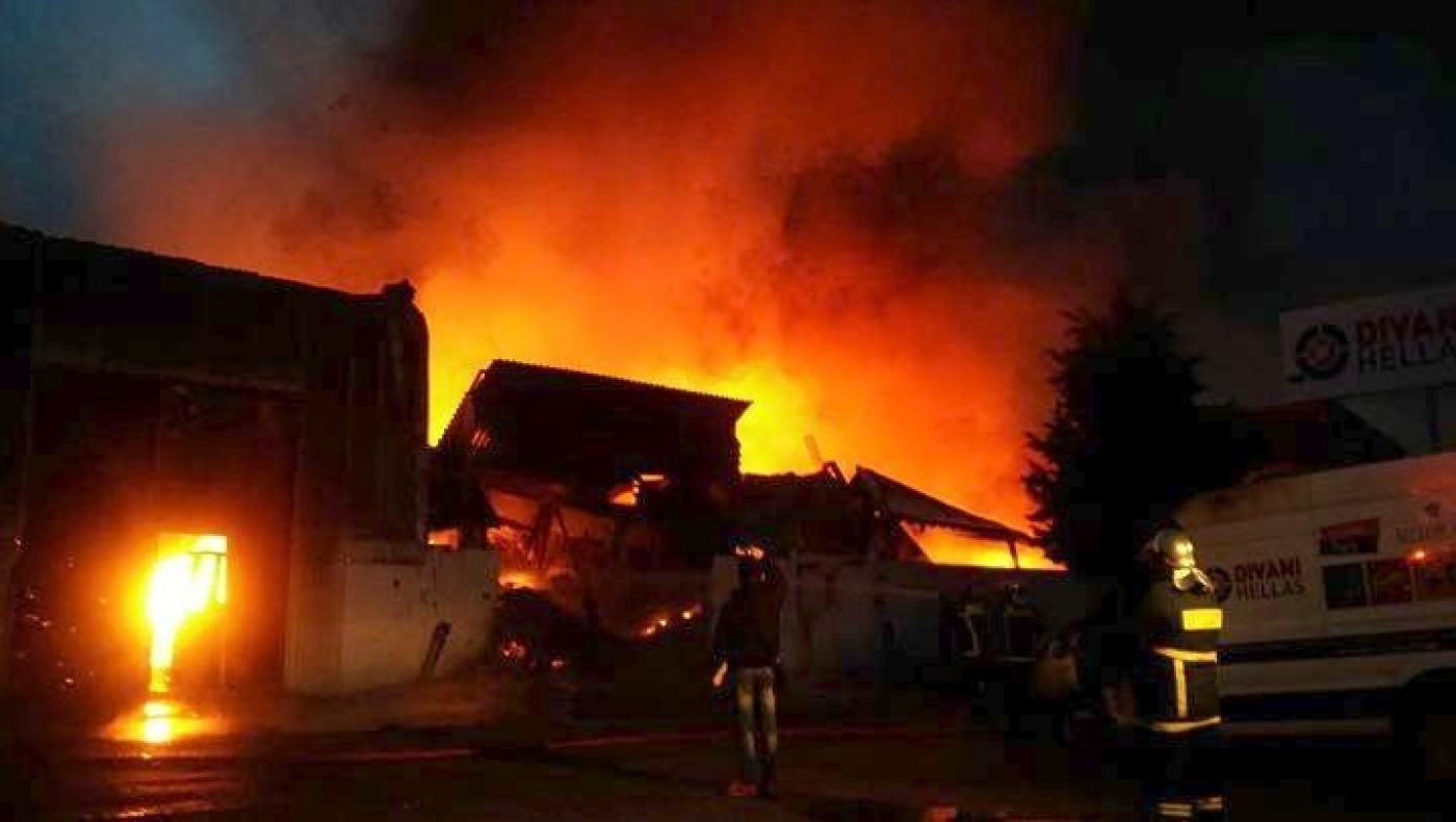 ΒΙ.ΠΕ. Σίνδου: Τυλίχθηκε στις φλόγες μεγάλη αποθήκη