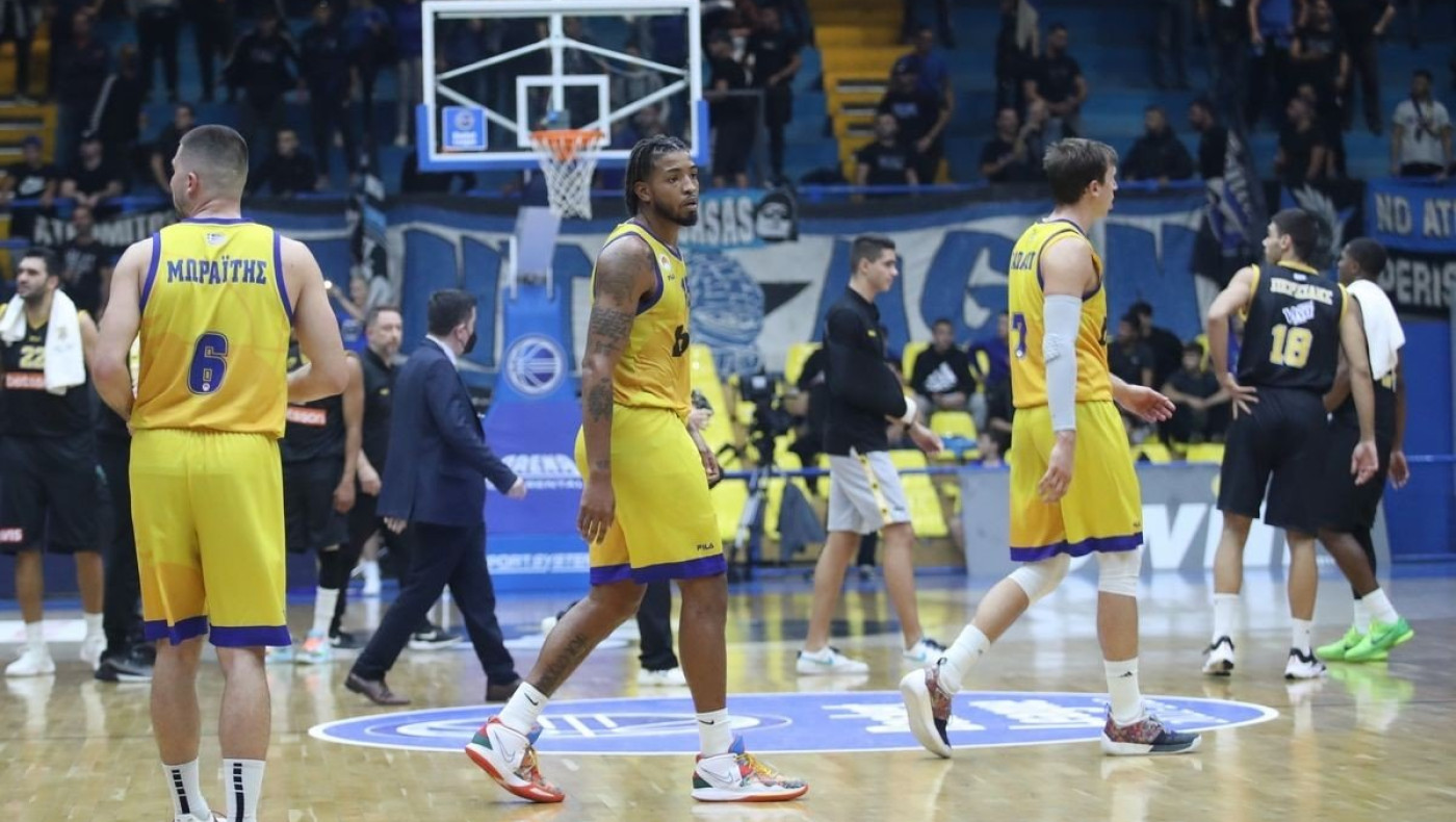 Εισβολή κουκουλοφόρων στο Περιστέρι-ΑΕΚ