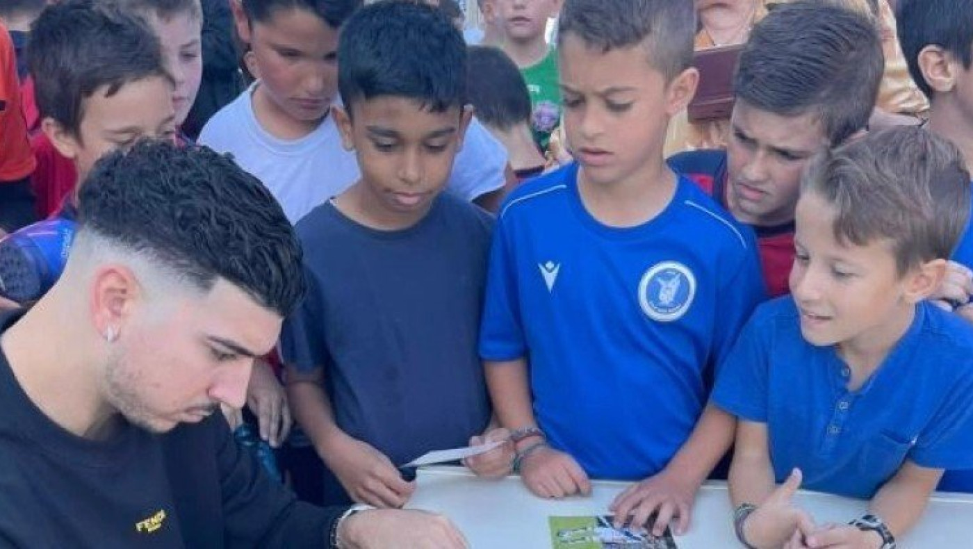 Μοίρασε χαμόγελα ο Λημνιός στα παιδιά της Ακαδημίας της Νίκης Βόλου