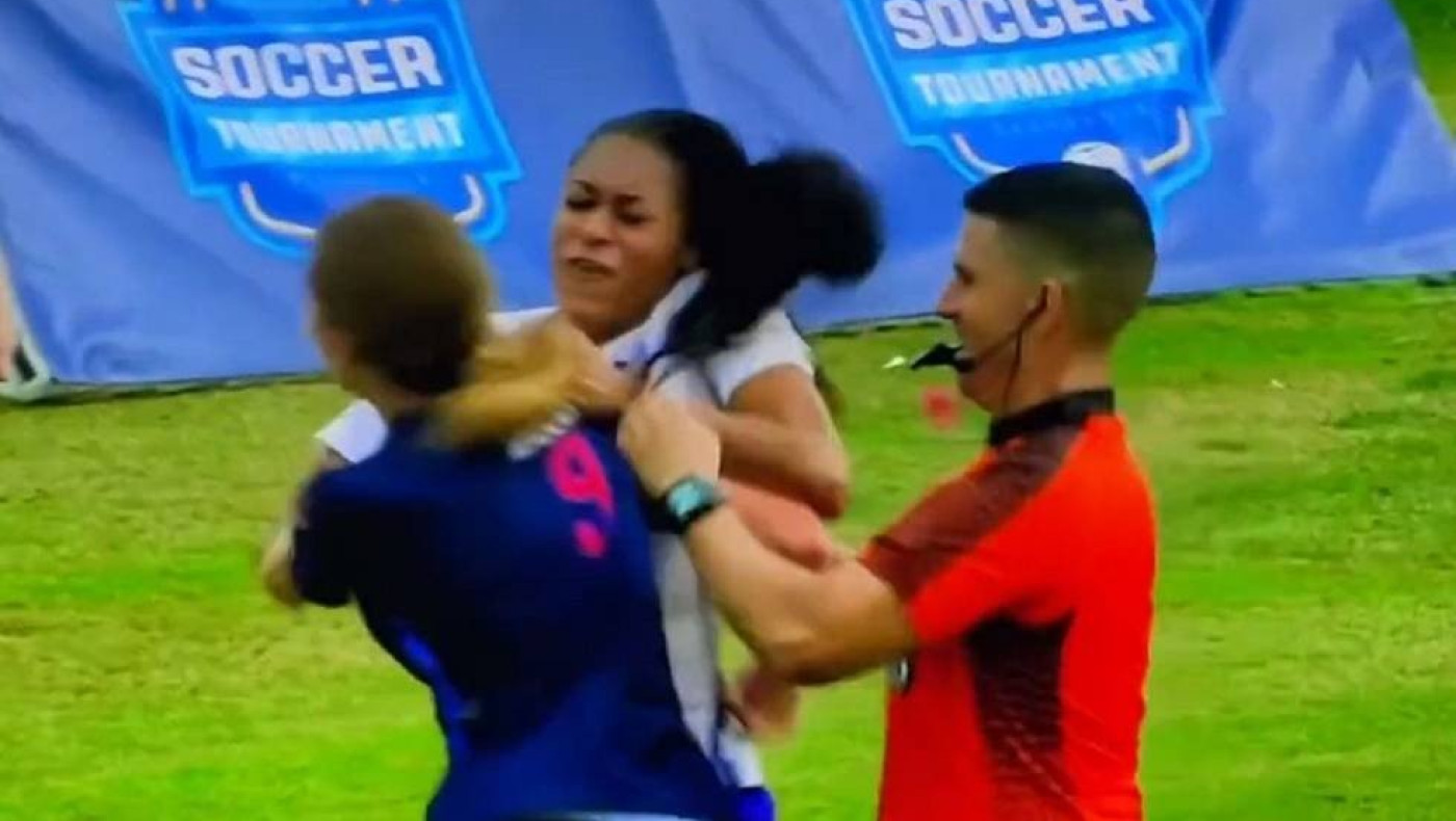 Απίστευτη σύρραξη σε αγώνα ποδοσφαίρου γυναικών στις ΗΠΑ (vid)