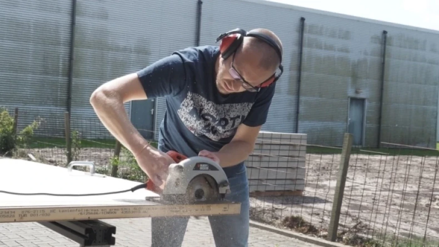 Απίθανο: Γυναίκα νοικιάζει τον σύζυγό της, για να κάνει σε άλλες οικιακές δουλειές