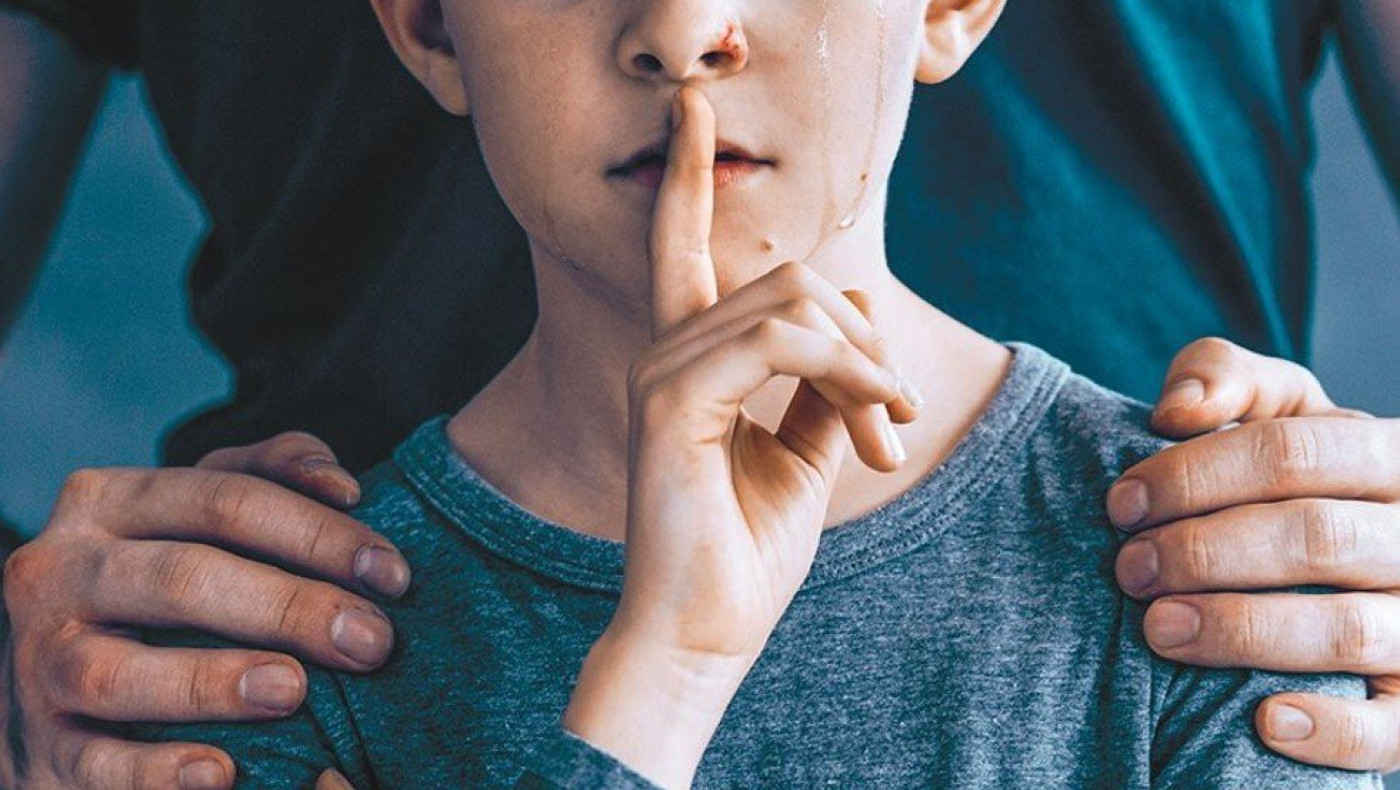 Ανατριχιαστικές καταγγελίες:«Ο πατέρας μου με έσπρωχνε σε άλλους και με βίαζαν»