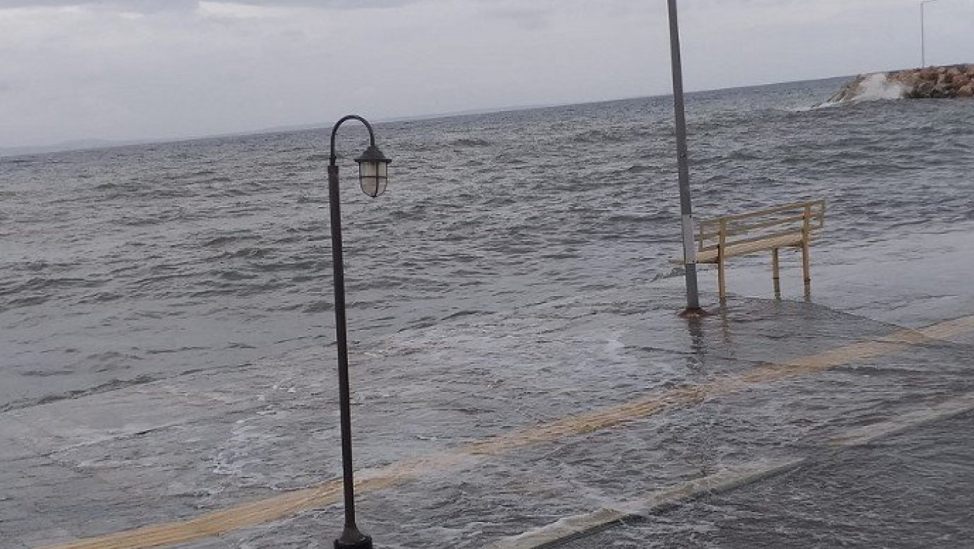 Χαλκιδική: Η κακοκαιρία έβγαλε την θάλασσα στη στεριά!