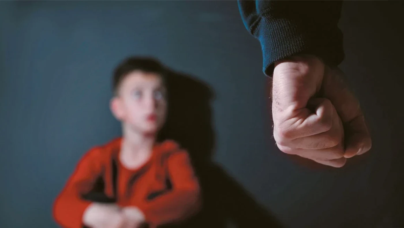 Φρίκη στα Πετράλωνα: Τον βίαζε ο πατέρας του και του έδινε 5 ευρώ για να σιωπήσει