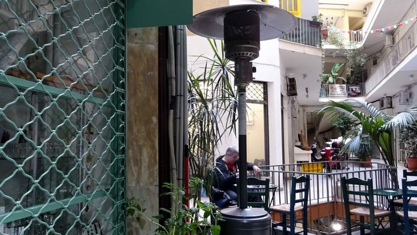 «Υψηλό το κόστος για τις σόμπες αερίου, έρχονται οι... κουβέρτες για τους θαμώνες»