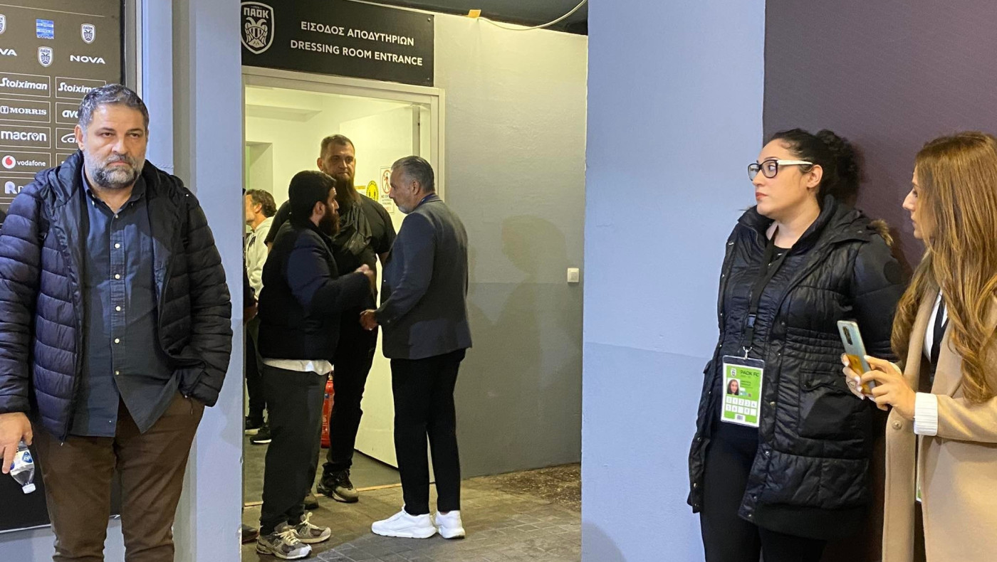 Το «πηγαδάκι» Γ. Σαββίδη με Μπότο έξω από τα αποδυτήρια της Τούμπας