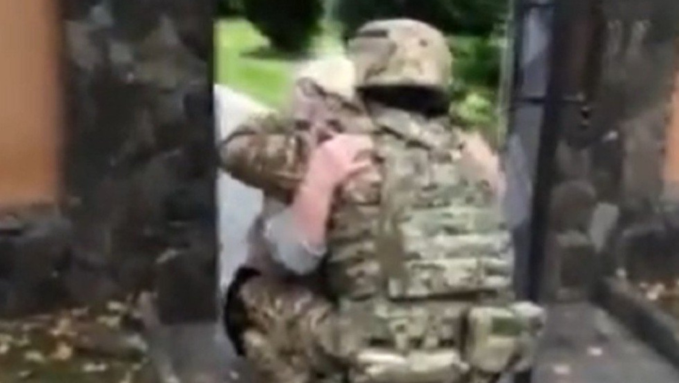 Συγκινητικό βίντεο: Γιαγιά στη Χερσώνα υποδέχεται γονατιστή τον στρατιώτη εγγονό της