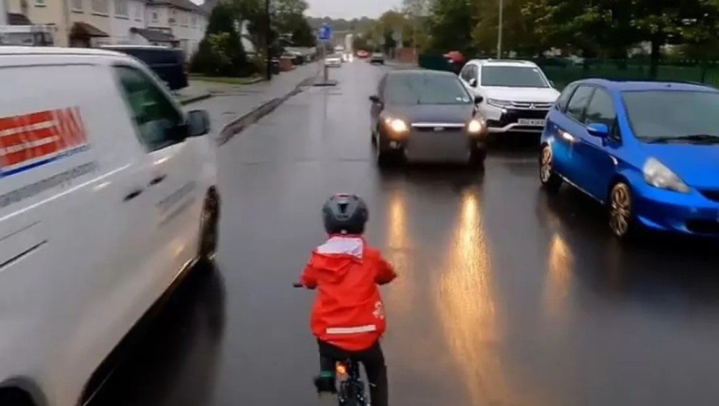 Απίστευτο βίντεο: 5χρονος περνάει ξυστά από τα αυτοκίνητα με το ποδήλατο και ο πατέρας του βιντεοσκοπεί