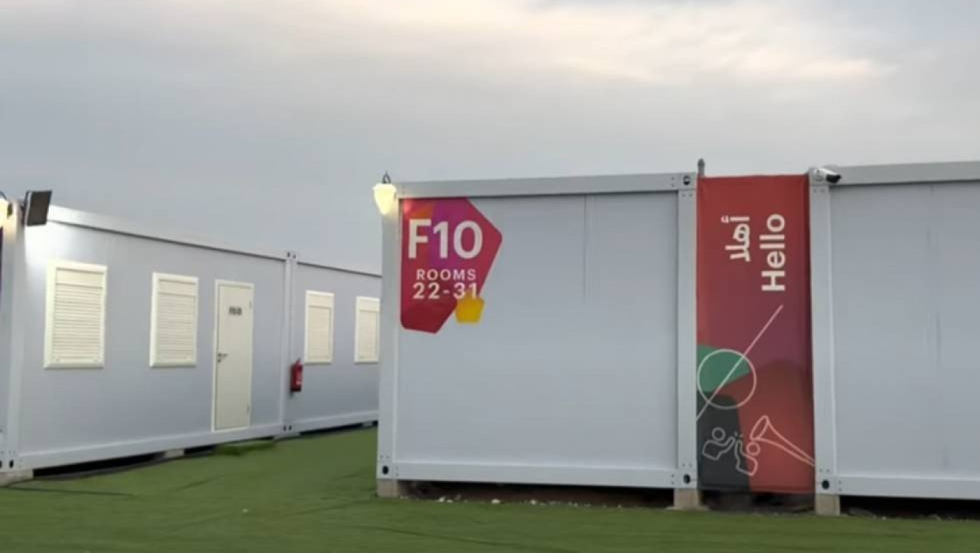 Παγκόσμιο Κύπελλο 2022: Μια ξενάγηση στα «δωμάτια» των 230 ευρώ στο χωριό των φιλάθλων στο Κατάρ (vid)