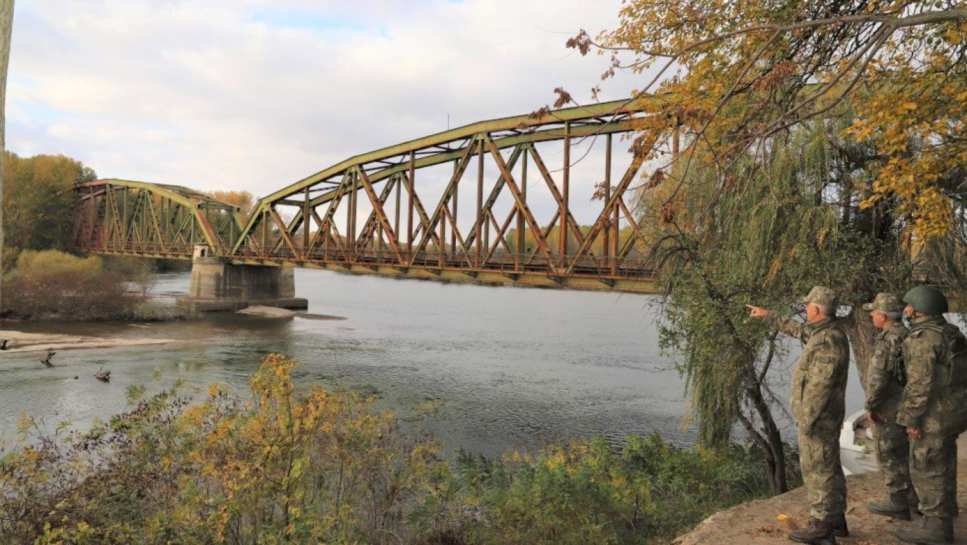 Τι κοιτάζουν εντός ελληνικού εδάφους στον Πύθιο δύο Τούρκοι Σωματάρχες;