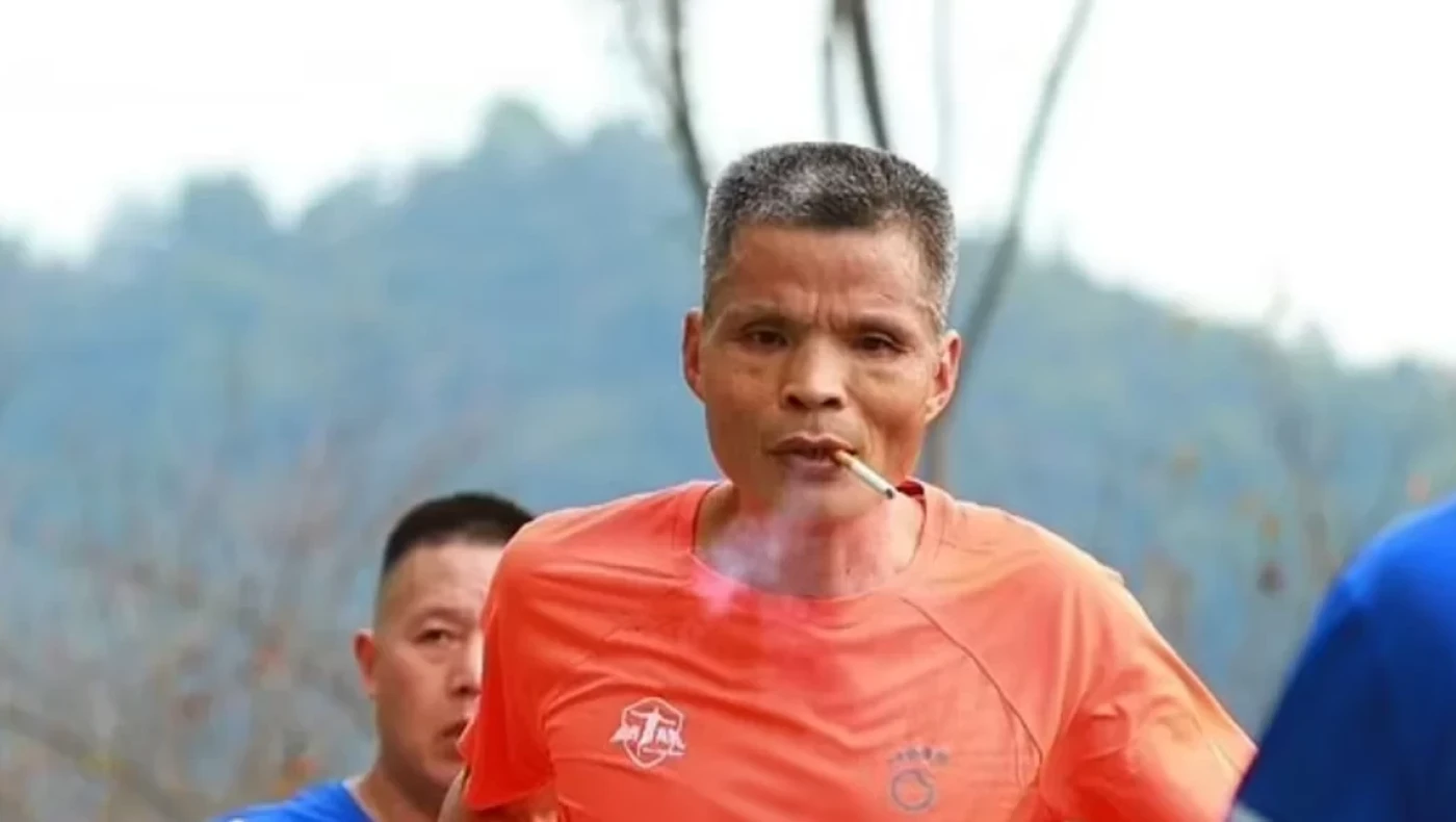 Απίστευτο: 50χρονος έτρεχε σε μαραθώνιο με το τσιγάρο στο στόμα