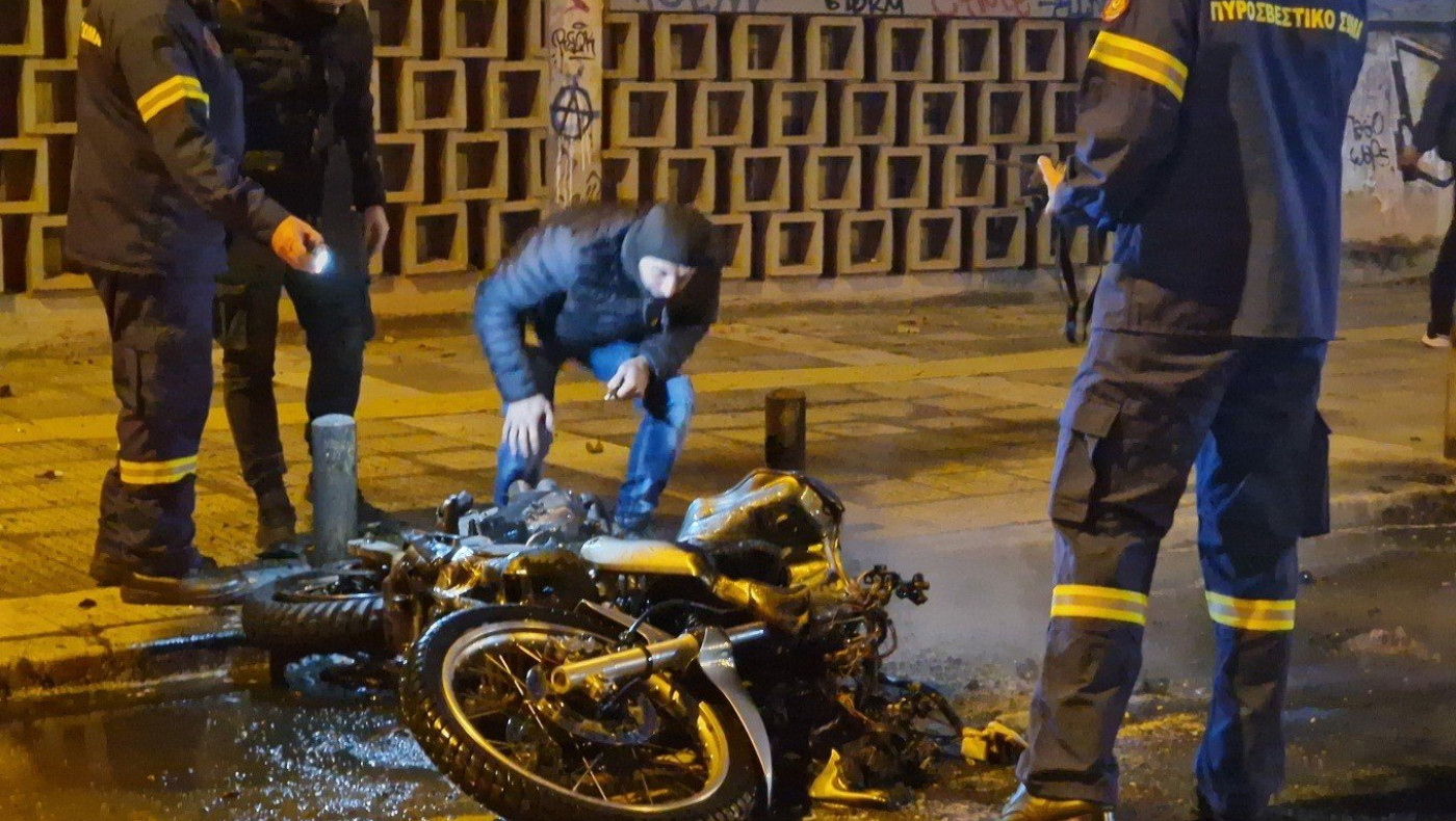 Θεσσαλονίκη: Επίθεση με μολότοφ σε αστυνομικούς έξω από το ΑΠΘ