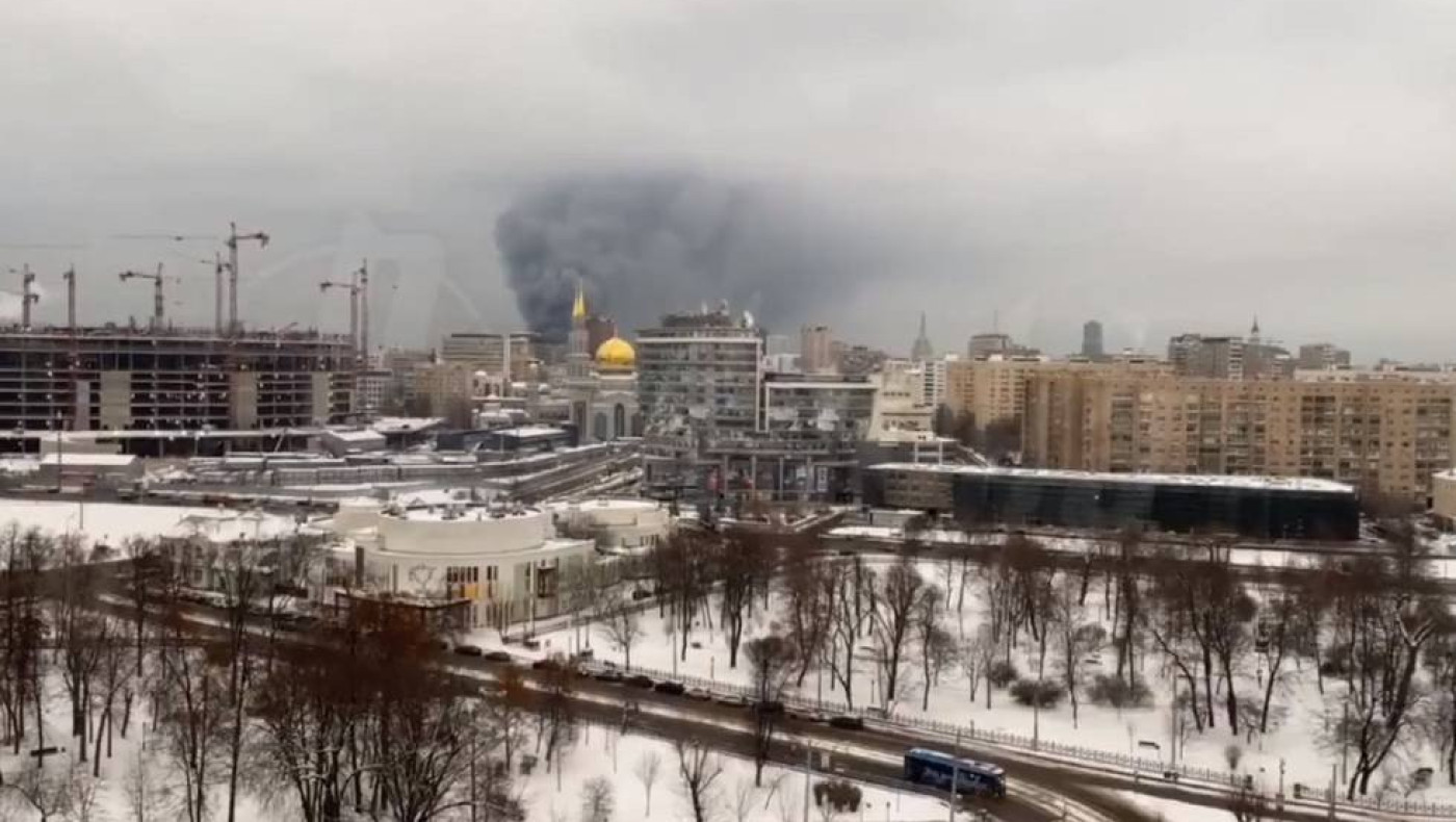 Ρωσία: Φωτιά στη Μόσχα στην πλατεία Κομσομόλσκαγια (vid)