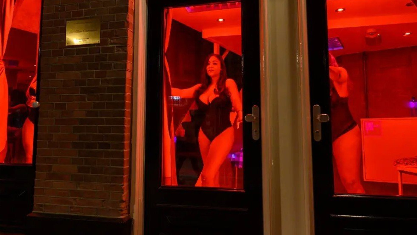 Μετακομίζουν τα... «κόκκινα φανάρια» στο Άμστερνταμ - Γιατί δεν θέλουν στη γειτονιά τους τις εργάτριες του σεξ