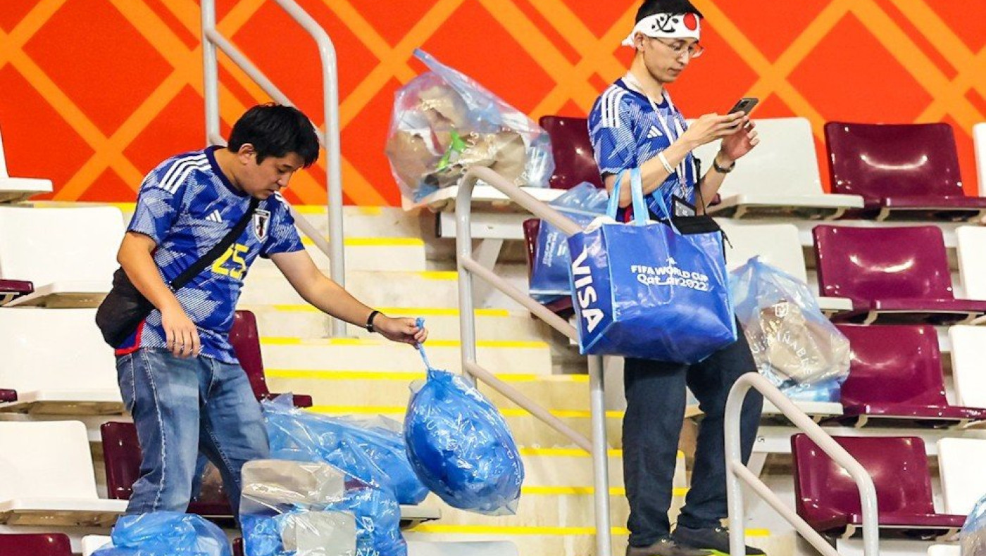 Μουντιάλ: Οι Ιάπωνες μάζεψαν τα σκουπίδια από τις εξέδρες μετά τη νίκη επί της Γερμανίας