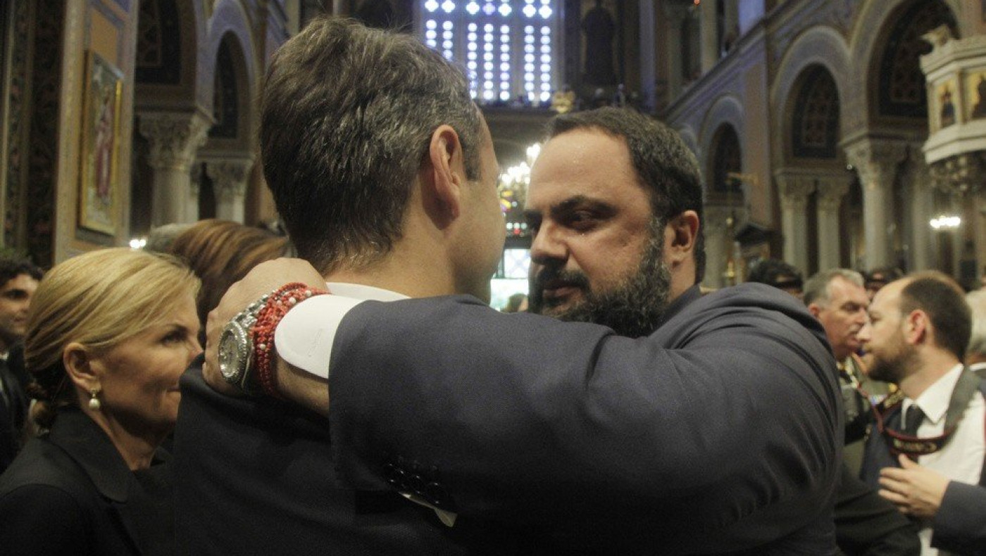 Guardian για Μητσοτάκη - Μαρινάκη: «Ποιος εκβιάζει ποιον;»