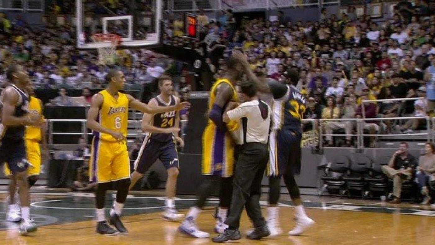 Φάπα ολκής στο Τζαζ-Λέικερς (video)