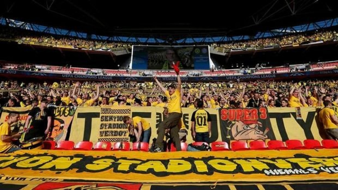 Ατμόσφαιρα γηπέδου από τους οπαδούς της Ντόρτμουντ! 