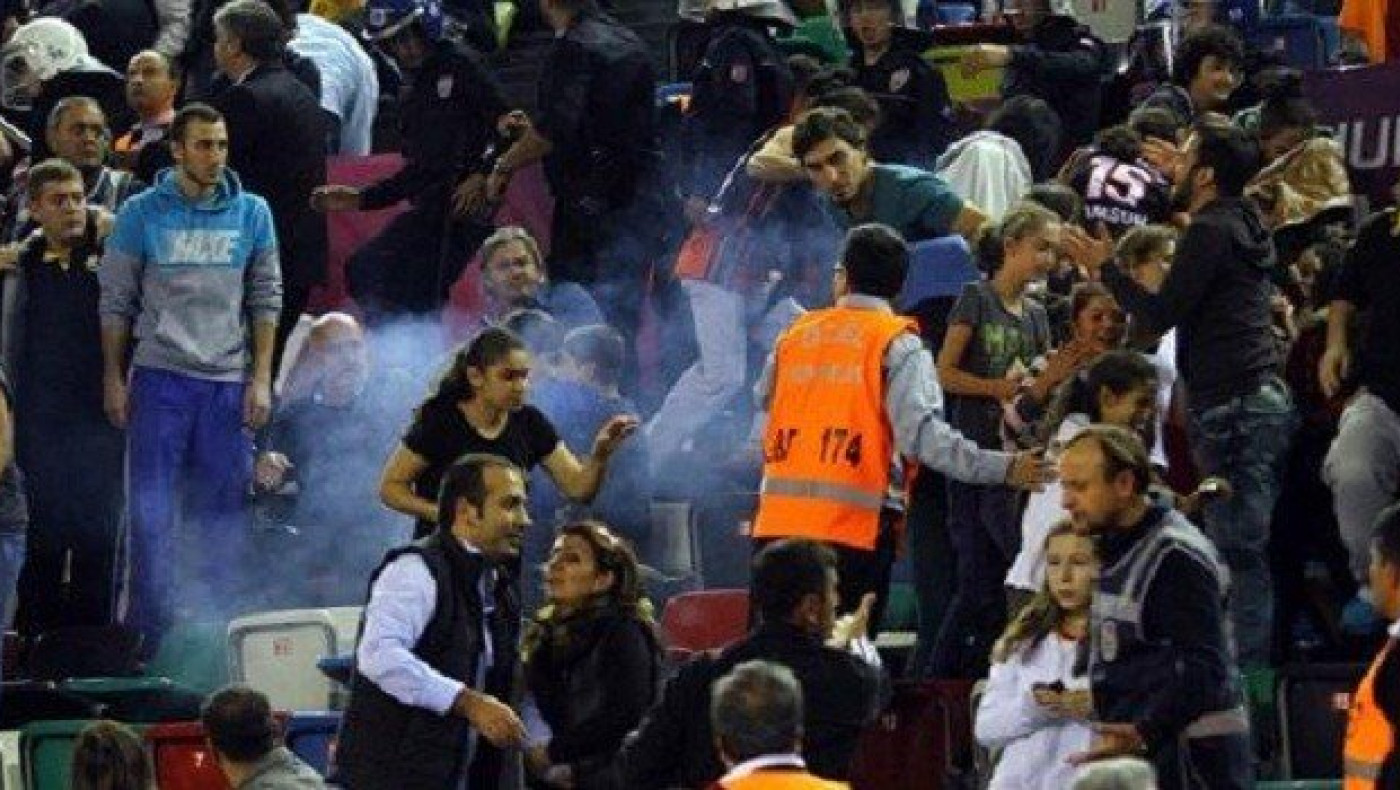 Ξύλο και στο Γαλατά-Φενέρ στις γυναίκες (pics)