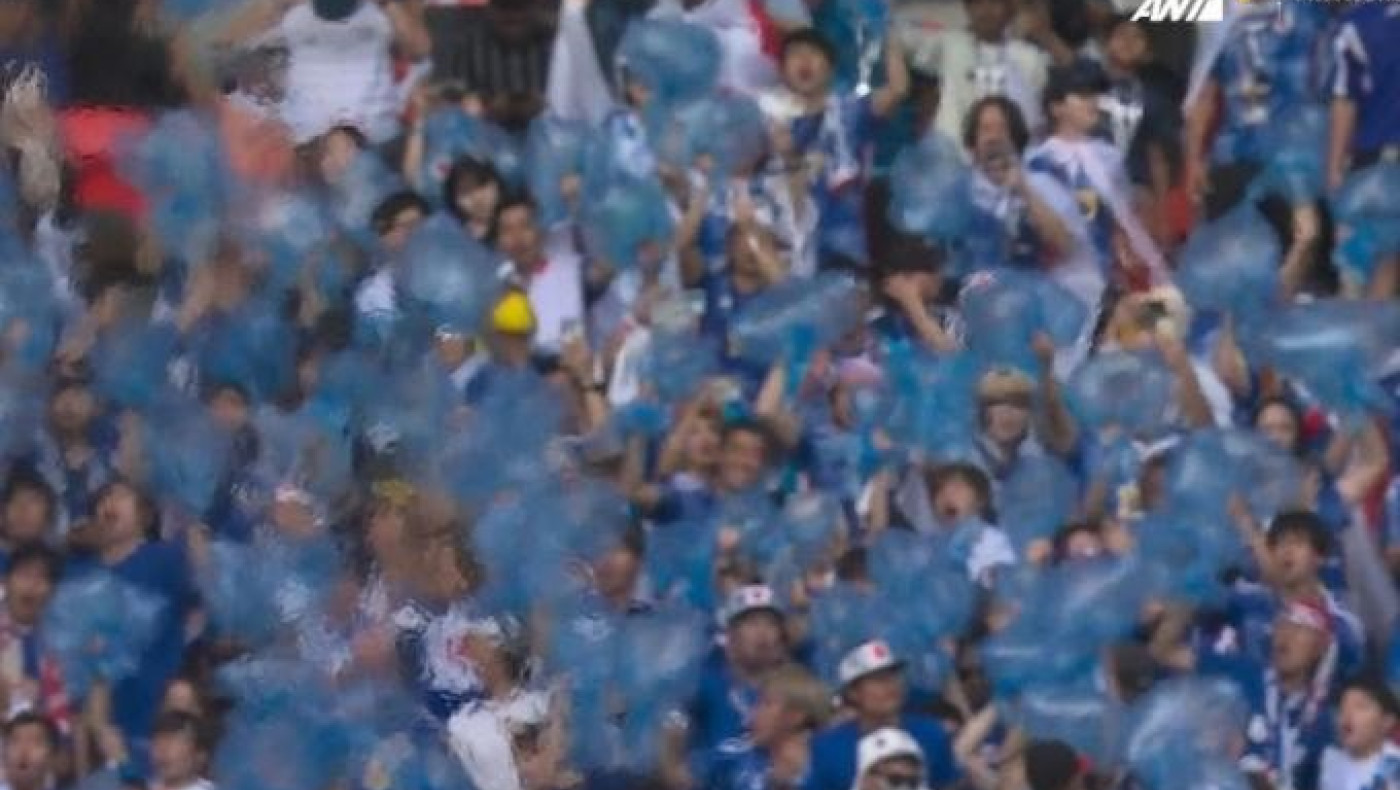 Το βιολί τους οι... Ιάπωνες: Πανηγυρίζουν με σακούλες σκουπιδιών στο χέρι