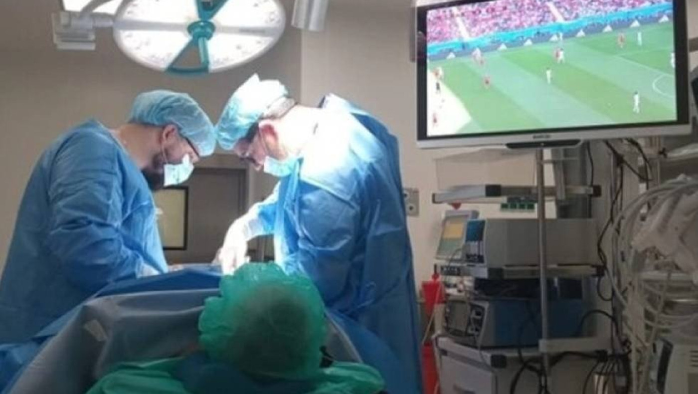 Παγκόσμιο Κύπελλο: Άνδρας έβλεπε τον αγώνα Μουντιάλ ενώ τον χειρουργούσαν