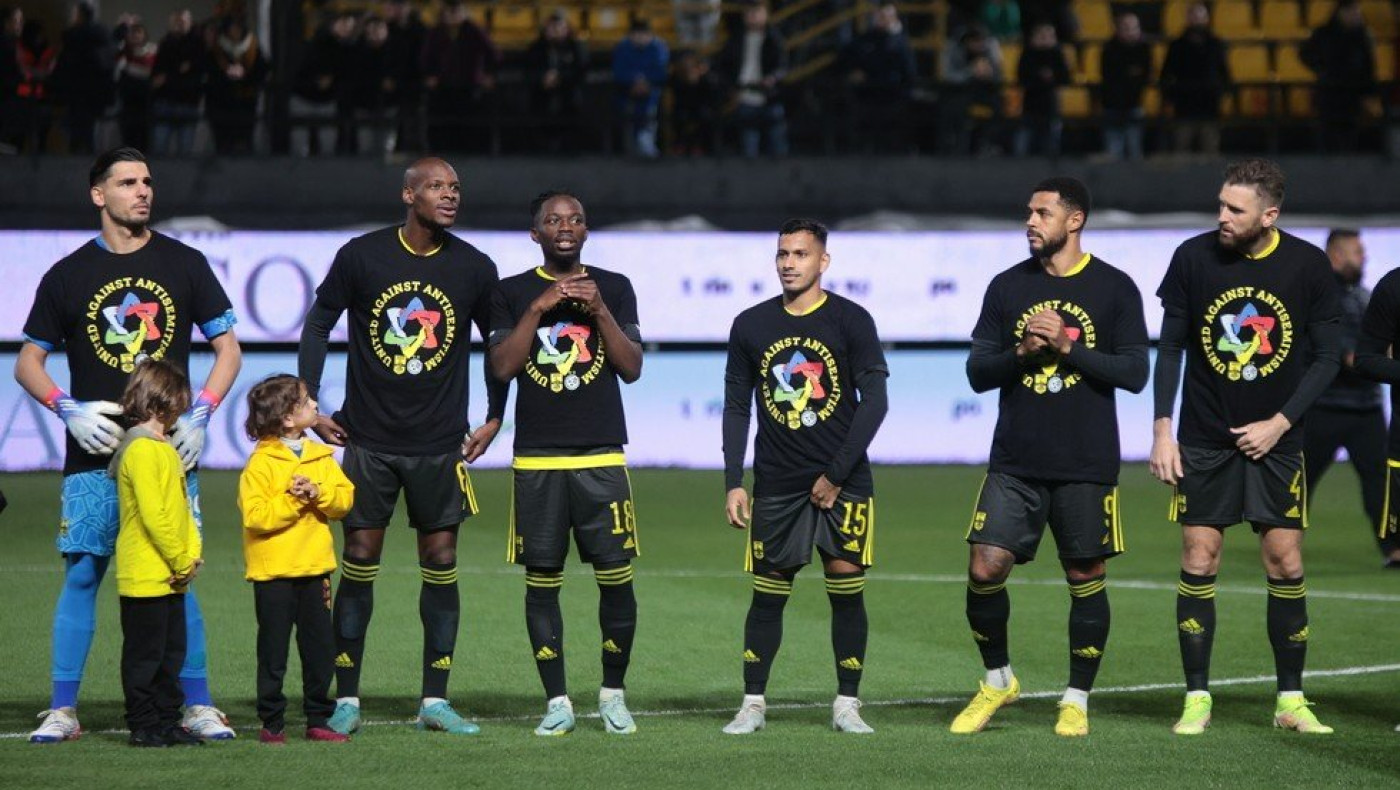 Άρης - Μακάμπι Χάιφα: Με μπλουζάκια κατά του αντισημιτισμού οι παίκτες των δύο ομάδων