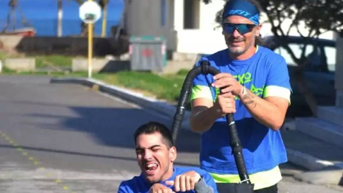 Έλληνας τριαθλητής διένυσε 162 χιλιόμετρα μαζί με παιδί σε αναπηρικό αμαξίδιο