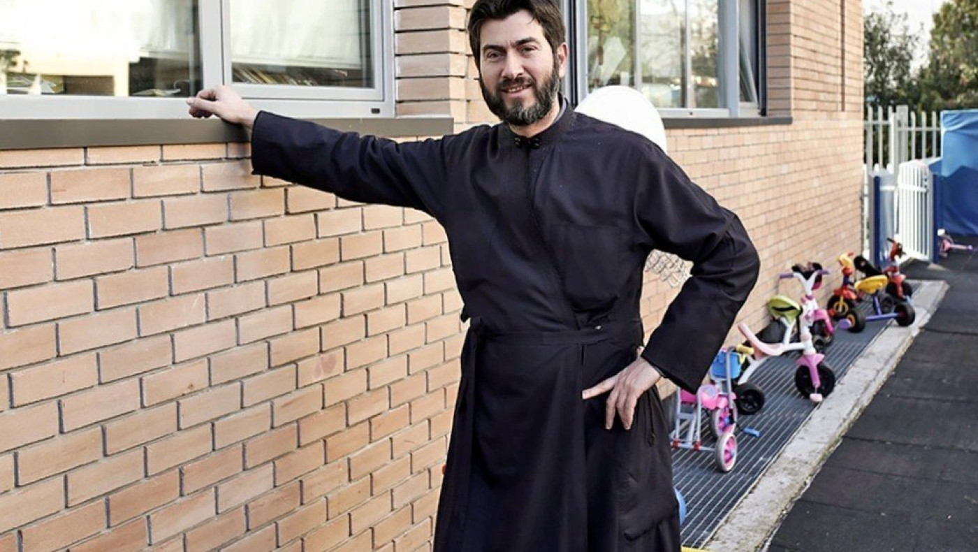 Μήνυση του πατέρα Αντωνίου στον ιδιοκτήτη του σπιτιού, που τους πέταξε οικογενειακώς στο δρόμο