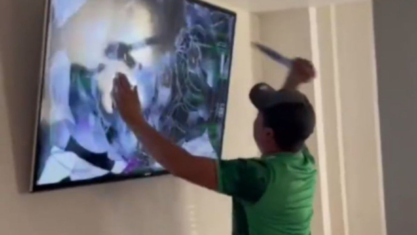 Τα «﻿έχασε»  οπαδός του Μεξικό - Μαχαίρωνε την τηλεόραση δίχως αύριο