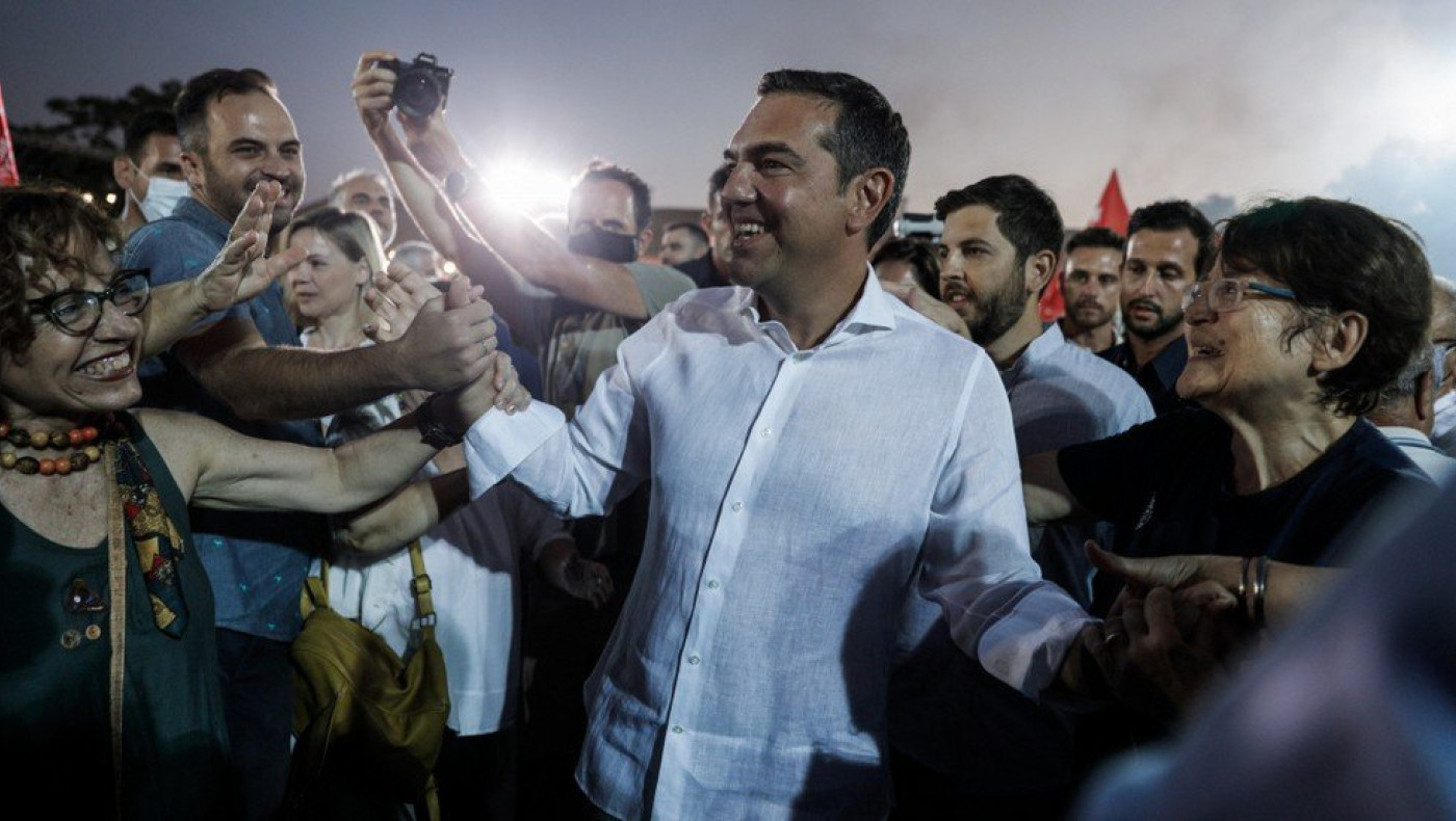 Αλέξης Τσίπρας σε πολίτη: Πες μου ποιος θα κερδίσει το Μουντιάλ