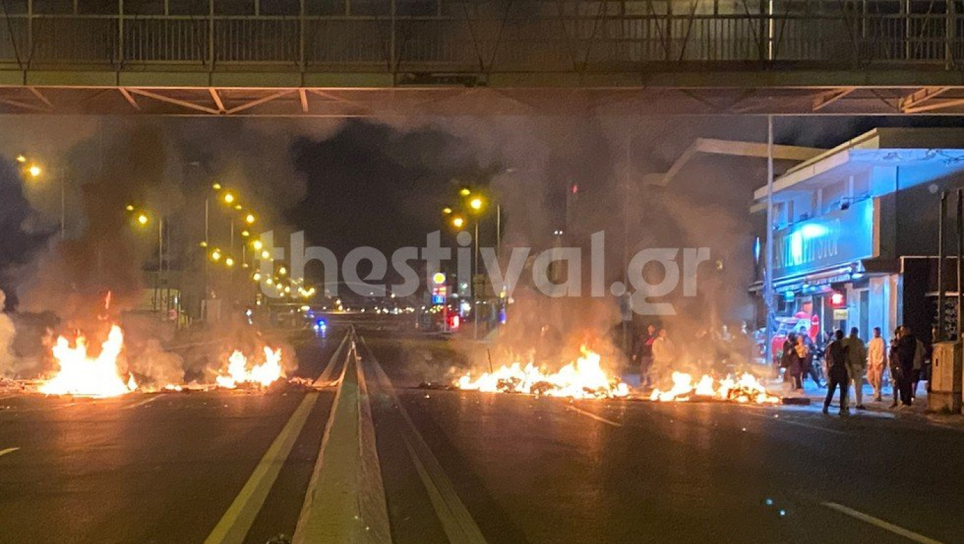 Θεσσαλονίκη: Ρομά καίνε λάστιχα στη Χαλκηδόνα – Έκλεισε ο δρόμος