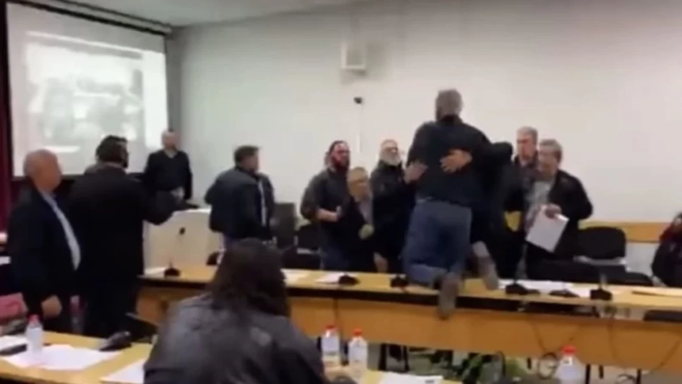 Σε ρινγκ μετατράπηκε το δημοτικό συμβούλιο στην Κρήτη: «Γ@μ# την Παναχαΐκή σου, φέρε τις αποδείξεις ρε π#$στη»