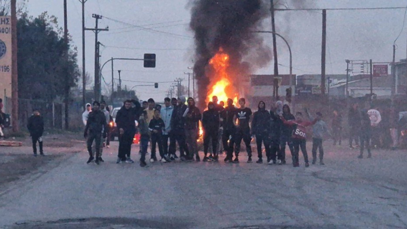 Θεσσαλονίκη: Ρομά στήνουν οδοφράγματα και ανάβουν φωτιές έξω από τον οικισμό της Αγίας Σοφίας