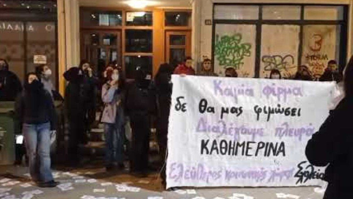 Κιμούλης: Διαμαρτυρία με πανό και συνθήματα έξω από το θέατρο που έκανε πρεμιέρα