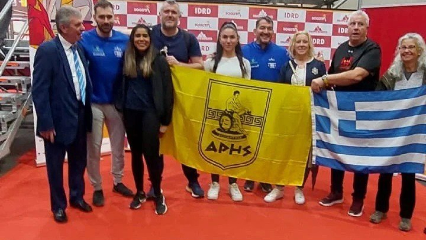 Πύρρος Δήμας και πρωταθλητές της Άρσης Βαρών με τη σημαία του Άρη στην Μπογκοτά!