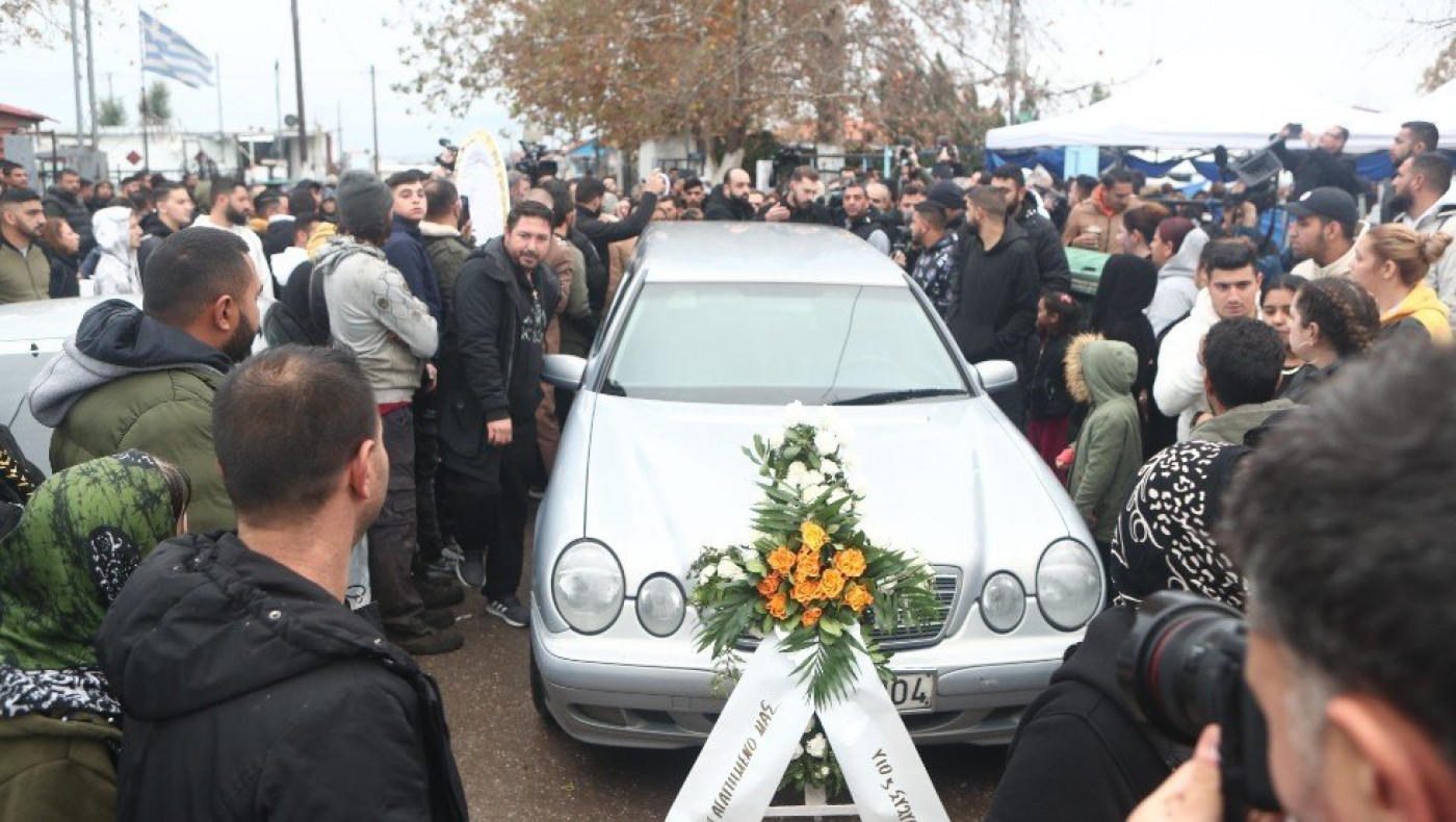 Θεσσαλονίκη: Σε κλίμα οδύνης η κηδεία του 16χρονου Ρομά