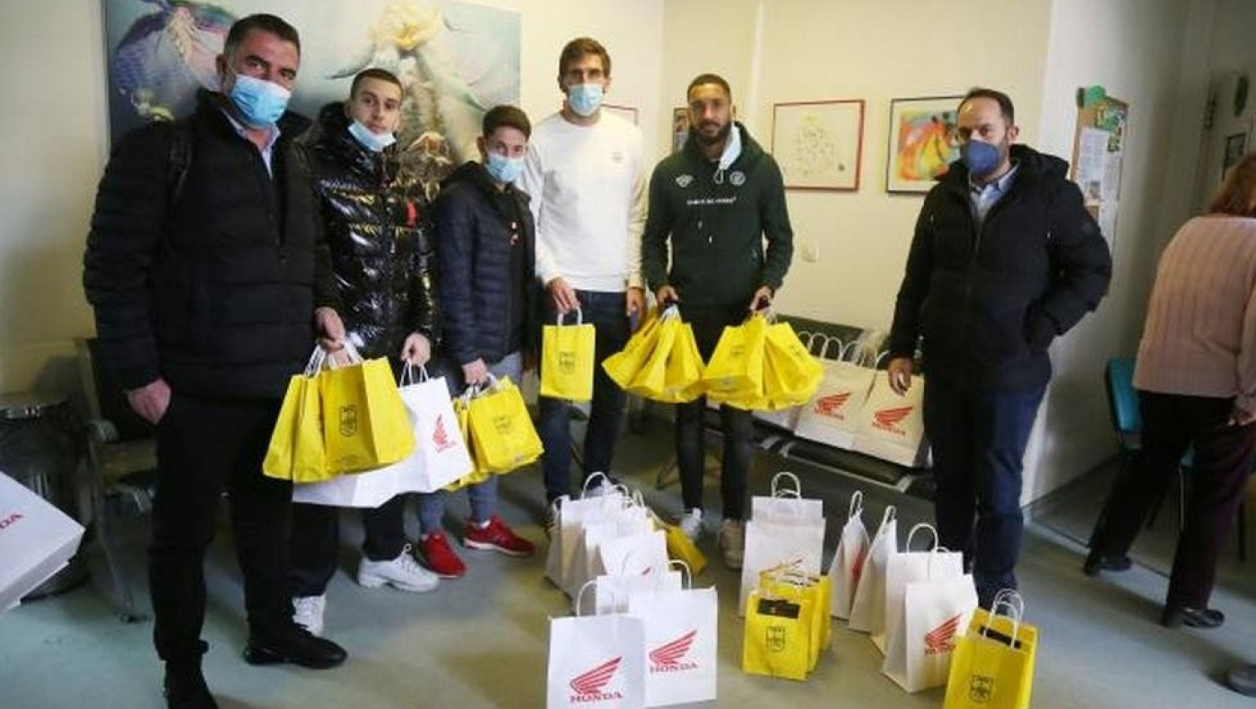 Μοίρασε χαμόγελα στο παιδοογκολογικό του ΑΧΕΠΑ αντιπροσωπεία της ΠΑΕ Άρης