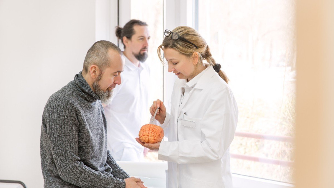 Το σπάνιο σύνδρομο που παρουσιάζεται μετά τα 30 και «κλειδώνει» την κίνηση