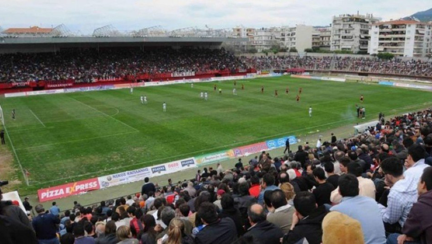 Ένταση στο γήπεδο της Παναχαϊκής - Φωτοβολίδα έκαψε το μπουφάν γυναίκας