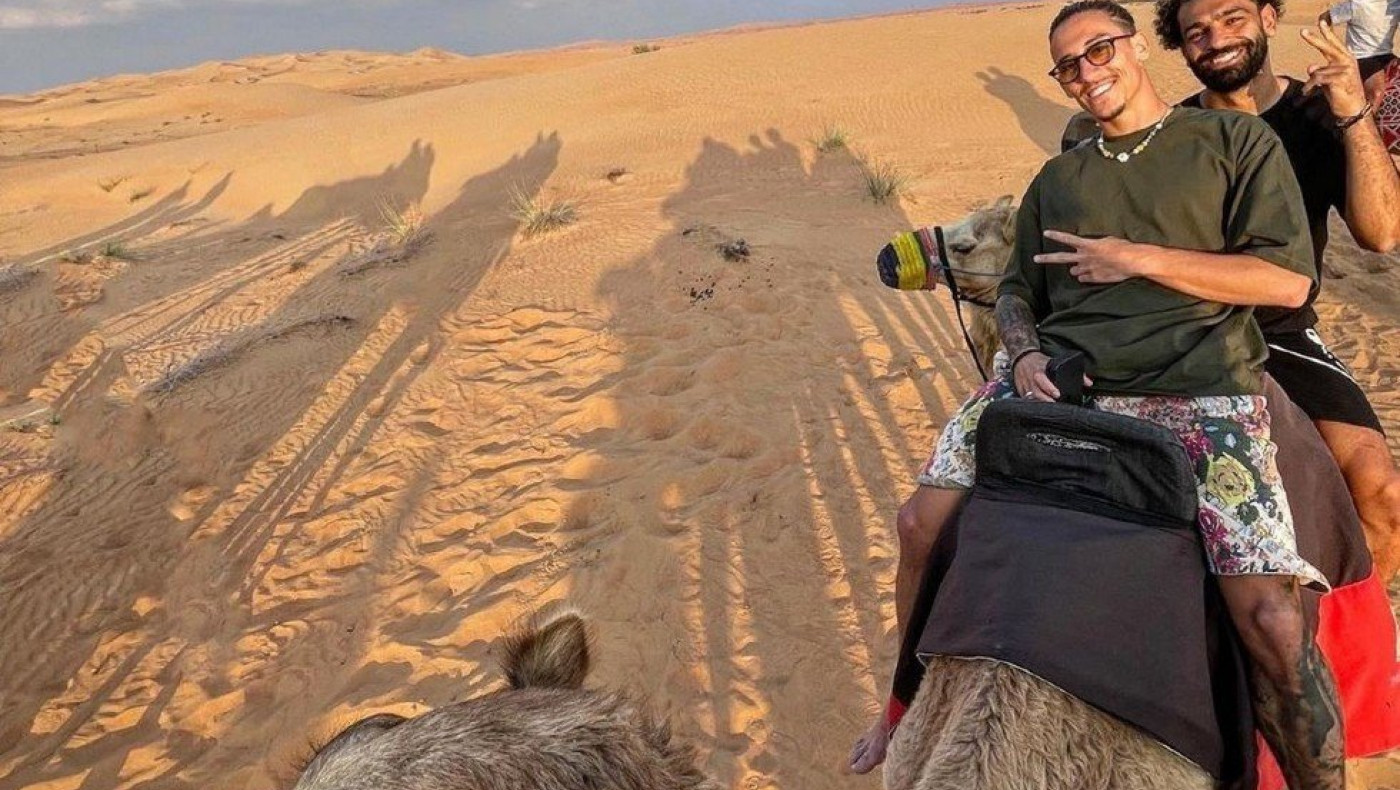 Λίβερπουλ: Ο Τσιμίκας με τον Σαλάχ κάνουν βόλτα με καμήλα στο Ντουμπάι