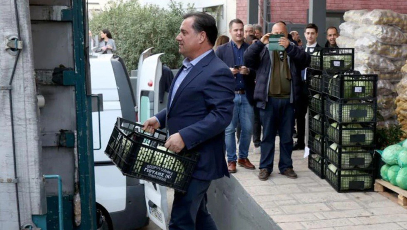 Σόου Άδωνι Γεωργιάδη στην Κεντρική Αγορά Ρέντη, βοήθησε στο φόρτωμα!