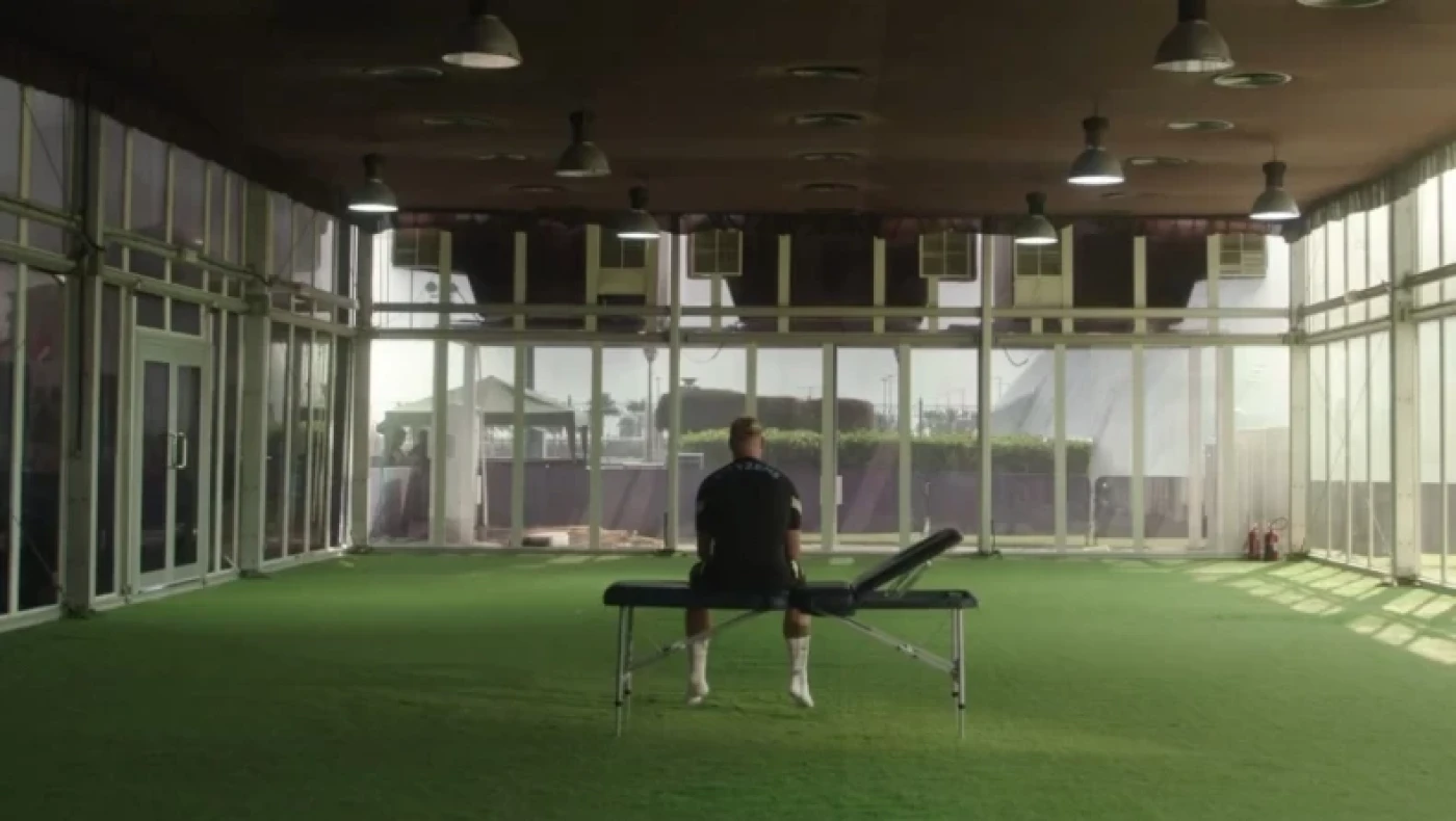 Ο Χάαλαντ περιπλανιέται μόνος του στο γήπεδο, περιμένοντας την επιστροφή των συμπαικτών του