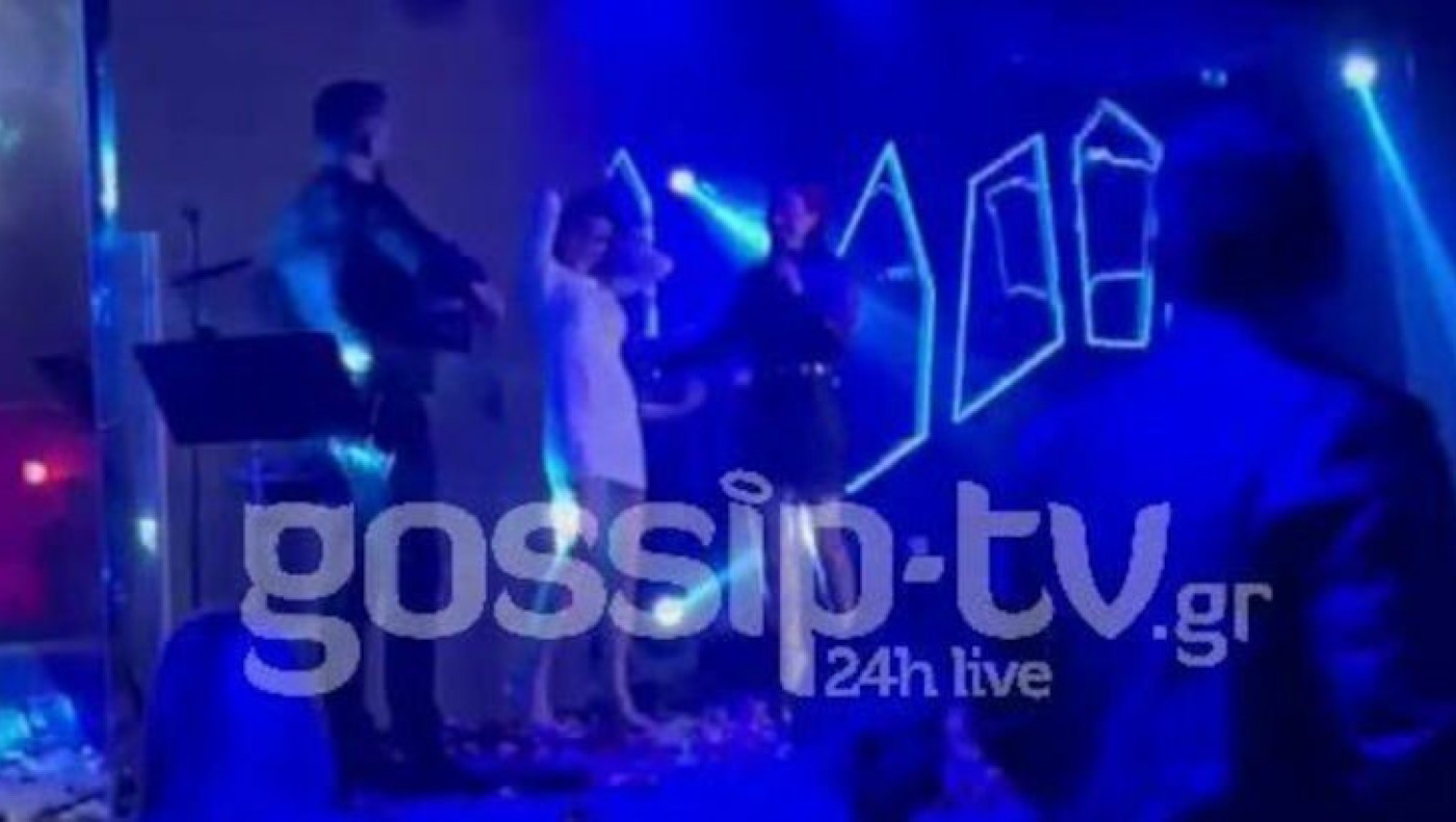 Χριστίνα Κολέτσα: Ξεκουμπώθηκε το φόρεμά της στην πίστα-Ποια ανέβασε για να τραγουδήσει!