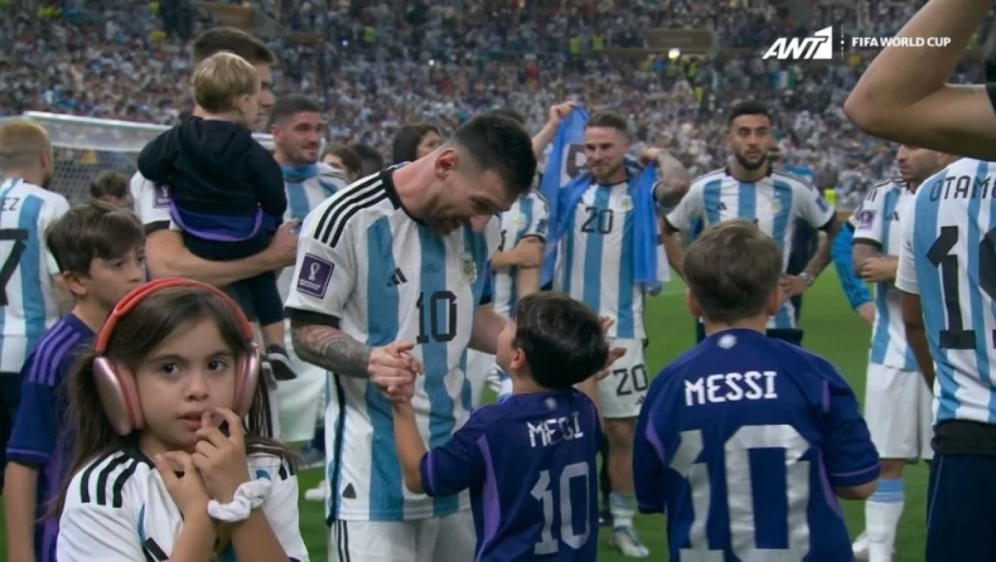 Ο Μέσι πανηγυρίζει με τα παιδιά του την κατάκτηση του Μουντιάλ!