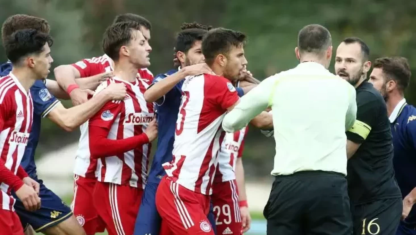 Κοιτάζοντας τον εαυτό τους στον καθρέφτη μιλάνε για συμμορίες και σκοτεινά παρασκήνια