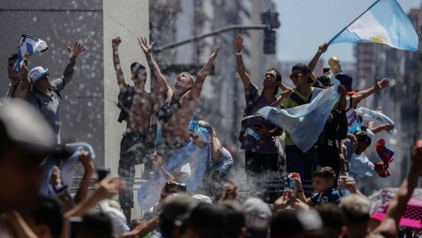 Συγκλονιστικό: Τυφλός παππούς ακούει τα συνθήματα των Αργεντινών και κλαίει